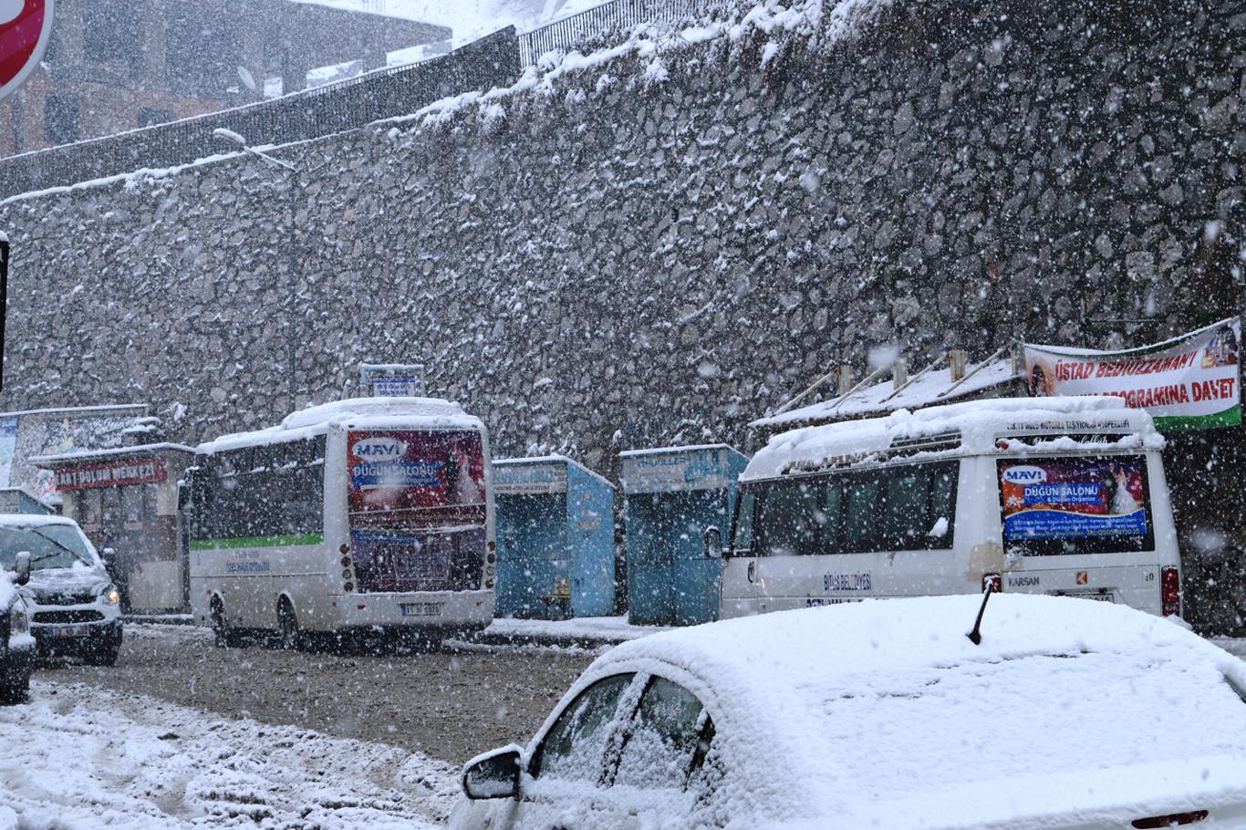 Bitlis’te kar yağışı nedeniyle 50 köy yolu ulaşıma kapandı